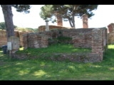 07083 ostia - regio i - insula xii - terme del foro (i,xii,6) - palaestra - suedwestecke - tempelbereich.jpg